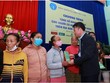 TGĐ Nguyễn Thế Mạnh trao tặng sổ BHXH, thẻ BHYT cho các cá nhân.