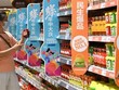 Người dân chọn mua hàng tại một siêu thị ở tỉnh Hà Bắc, Trung Quốc. (Ảnh: THX/TTXVN)