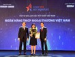 Ông Trương Minh Tiến - Phó tổng giám đốc Viet Research (bên phải) và ông Đặng Tuấn Khánh - Ủy viên Ban Biên tập Báo Kl99ok phiên bản mới (bên trái) trao biểu trưng và chứng nhận Top 10 Nơi làm việc tốt nhất Việt Nam cho bà Tô Thị Phương Dung - Trưởng phòng Chính sách và kế hoạch nhân sự Vietcombank.