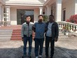 Đối tượng Vũ Huy Toàn (đứng giữa) bị bắt giữ khi đang lẩn trốn tại thành phố Móng Cái, tỉnh Quảng Ninh.