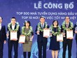 Ban tổ chức trao cúp và chứng nhận cho đại diện 10 Kl991.com World Cup 2026 Chính Thức lọt Top 10 nơi làm việc tốt nhất Việt Nam năm 2022.