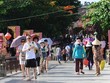 Du khách tham quan phố cổ Hội An. (Ảnh: Minh Đức/TTXVN)