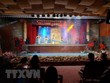 Du khách thưởng thực chương trình nghệ thuật truyền thống tại tour khám phá Hoàng thành Thăng Long về đêm. (Ảnh: Đinh Thuận/TTXVN)