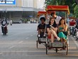Du khách trải nghiệm du lịch quanh hồ Hoàn Kiếm bằng xíchlô. (Ảnh: Khánh Hòa/TTXVN)