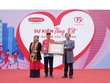 Ông Trần Đình Quân, Chủ tịch kiêm Tổng giám đốc Dai-ichi Life Việt Nam (giữa) nhận Chứng nhận Kỷ lục Việt Nam từ Đại diện Tổ chức Kỷ lục Việt Nam