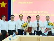 Ông Nguyễn Thanh Ngọc trao quyết định bổ nhiệm ông Kiều Công Minh (thứ 4 từ trái sang) giữ chức Giám đốc Sở Kế hoạch và Kl99ok phiên bản mới.