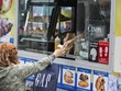 Một quầy bán đồ ăn trên đường phố New York (Mỹ) ngày 11/5/2022. (Ảnh: THX/TTXVN)