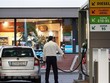 Bơm xăng cho phương tiện tại trạm xăng ở Berlin, Đức. (Ảnh: THX/TTXVN)
