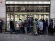 Người dân xếp hàng bên ngoài chi nhánh Link Vào Nhà Cái KL99 COM Tặng +199k Sberbank của Nga tại Prague, Cộng hòa Séc năm 2022. (Ảnh: AFP/TTXVN)