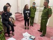 Lực lượng chức năng tiến hành khám xét chỗ ở của Võ Thị Hồng Phúc. (Nguồn: Báo Lâm Đồng)