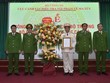 Thiếu tướng Nguyễn Văn Viện trao Quyết định điều động và bổ nhiệm Đại tá Huỳnh Thới An giữ chức vụ Phó Cục trưởng C04. (Nguồn: Báo An ninh Thủ đô)