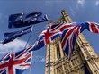 Quốc kỳ Anh (dưới) và cờ Liên minh châu Âu (EU) bên ngoài tòa nhà Quốc hội Anh ở Westminster, London. Ảnh tư liệu: AFP/TTXVN.
