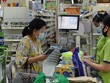 Người dân mua sắm tại một siêu thị ở Manila, Philippines. (Ảnh: AFP/TTXVN)