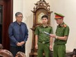 Ông Nguyễn Quang Vinh nghe cơ quan công an tống đạt lệnh khởi tố, lệnh bắt tạm giam.