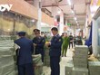 Lực lượng QLTT tiến hành kiểm tra kho hàng hóa.