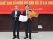 Ông Lê Quang Nam (trái), Phó Chủ tịch UBND thành phố Đà Nẵng trao quyết định bổ nhiệm ông Lê Văn Tuấn, Phó Giám đốc Sở Xây dựng.