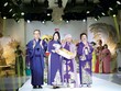 Ban Tổ chức và khách mời nhận quà lưu niệm từ chương trình Kimono - Aodai Fashion Show. Từ trái qua phải: Ngài Yamada Takio, Đại sứ đặc mệnh toàn quyền Nhật Bản tại Việt Nam; bà Mori Masako, Cố vấn đặc biệt của Thủ tướng Nhật Bản; bà Kobayashi Eiko, nhà thiết kế và nhà sáng lập của Be-Japon; bà Nguyễn Thị Nga, Chủ tịch Kl994 game bài casino hấp dẫn BRG.