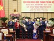 Ủy viên Bộ Kl991.com tải ứng dụng, Bí thư Thành ủy Hà Nội Đinh Tiến Dũng và các các lãnh đạo thành phố chúc mừng các cán bộ vừa được bầu giữ các cương vị mới. Bà Vũ Thu Hà mặc áo tím. Ảnh: Hanoimoi