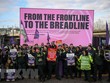 Nhân viên cứu thương tham gia đình công tại London, Anh. (Ảnh: AFP/TTXVN)