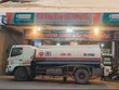Xe ôtô mang biển kiểm soát 18C-03.862 đang dừng đỗ để bơm xăng từ xe bồn vào bồn chúa.