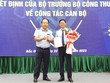 Tổng Cục trưởng Tổng Cục QLTT Trần Hữu Linh trao Quyết định và tặng hoa chúc mừng đồng chí Chu Thanh Hiến.