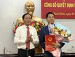 Ông Phạm Anh Tuấn, Chủ tịch UBND trao quyết định và tăng hoa chúc mừng ông Nguyễn Thành Hải, Giám đốc Sở Kl991.com nạp rút nhanh tỉnh.
