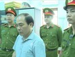Đại diện Cơ quan công an đọc lệnh khởi tố bị can đối với Đinh Văn Khoa. Ảnh: TTXVN phát