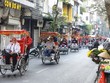 Đoàn khách du lịch quốc tế tham quan phố cổ Hà Nội. (Ảnh: Minh Quyết/TTXVN).