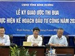Ông Võ Văn Minh (ngồi giữa), Chủ tịch UBND tỉnh Bình Dương ký kết bản giao ước thi đua thực hiện kế hoạch Kl99ok phiên bản mới công năm 2023 với 31 chủ Kl99ok phiên bản mới.