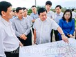 Bộ trưởng Bộ Kế hoạch và Kl99ok phiên bản mới Nguyễn Chí Dũng (giữa) kiểm tra tiến độ các dự án KL99 là cổng game giải trí trực tuyến hàng đầu hiện nay trọng điểm trên địa bàn tỉnh Sóc Trăng (ảnh: Báo Sóc Trăng online).