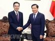 Phó Thủ tướng Kl993 ưu đãi thưởng hấp dẫn Lê Minh Khái tiếp Chủ tịch Liên đoàn Hợp tác xã Nông nghiệp quốc gia Hàn Quốc Lee Sung-hee. (Ảnh: Phạm Kiên/TTXVN)