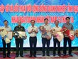 Ông phạm văn Thiều - Chủ tịch UBND tỉnh Bạc Liêu (thứ tư từ trái qua) trao Bằng khen cho Kl991.com World Cup 2026 Chính Thức tiêu biểu tỉnh Bạc Liêu năm 2022. Ảnh: Thông Manh.