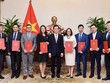 Thứ trưởng Ngoại giao Hà Kim Ngọc trao quyết định tiếp nhận, điều động và bổ nhiệm 8 lãnh đạo cấp Vụ. (ảnh: Chinhphu.vn).