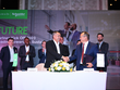 Ông Đồng Mai Lâm - Tổng Giám Đốc Schneider Electric Việt Nam & Campuchia (bên trái) ký kết hợp tác cùng ông Michael Lương - Đại diện Asia Clean Capital Việt Nam (ACCV) (bên phải).