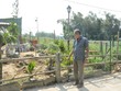 Ông Huỳnh Hồng chủ cũ của thửa đất chỉ vị trí ranh giới đã được xác định trong giấy chứng nhận quyền sử dụng đất.