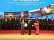 Ông Nguyễn Văn Khoa, Tổng giám đốc Kl994 game bài casino hấp dẫn FPT (hàng đầu, bên trái) nhận giấy phép từ Chủ tịch UBND tỉnh Bình Định, Phạm Anh Tuấn.