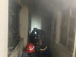 Lực lượng chức năng triển khai các biện pháp dập lửa. (Ảnh: Mạnh Khánh/TTXVN).