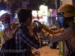 Kiểm tra nồng độ cồn của lái xe. (Nguồn: Vietnam+)