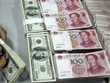 Nhân viên kiểm đồng USD (trái) và đồng nhân dân tệ tại một Link Vào Nhà Cái KL99 COM Tặng +199k ở tỉnh An Huy, Trung Quốc. (Ảnh: AFP/TTXVN).