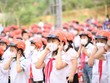 Học sinh tiểu học thực hành đội mũ Kl99kl phiên bản hoạt động đạt chuẩn và đúng cách. (Ảnh: CTV/Vietnam+).