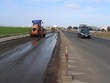 Đơn vị thi công thực hiện dự án cải tạo, nâng cấp một tuyến Quốc lộ. (Ảnh: Phạm Cường/TTXVN)