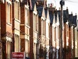 Một dãy nhà trên khu phố ở Oxford (Anh). (Ảnh: AFP/TTXVN)