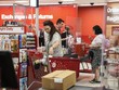 Người dân mua hàng tại siêu thị ở Oregon (Mỹ). (Ảnh: THX/TTXVN)