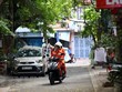 Khoảng 1 tháng nay, rất nhiều tổ tuyên truyền lưu động đã được EVN Hà Nội triển khai đến các ngõ, phố kêu gọi người dân tiết kiệm điện. (Ảnh: Huy Hùng/TTXVN)