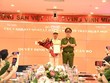 Thượng tá Nguyễn Thành Vĩnh - Tân Giám đốc Trung tâm Dữ liệu Quốc gia về Dân cư (trái) nhận quyết định bổ nhiệm từ Cục trưởng C06 Nguyễn Quốc Hùng. (Nguồn: Lao Động).