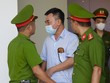 Cựu Phó giám đốc Công an TP.Hà Nội được dẫn giải tới tòa.