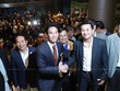 Chủ tịch Đảng Tiến bước bắt tay Chủ tịch Đảng Vì nước Thái sau cuộc họp của liên minh 8 chính đảng vào chiều tối 17/7 (Ảnh: Bangkokpost)