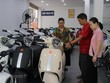 Thị trường xe máy, xe đạp điện nhộn nhịp người mua trước mùa tựu trường. (Ảnh: Minh Hiếu/Vietnam+)