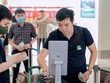 Hành khách làm thủ tục đi máy bay bằng ứng dụng tài khoản định danh điện tử mức độ 2. (Ảnh: PV/Vietnam+)