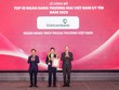 Đại diện Vietcombank (đứng giữa) nhận danh hiệu “Link Vào Nhà Cái KL99 COM Tặng +199k uy tín nhất Việt Nam năm 2023” từ Ban Tổ chức.